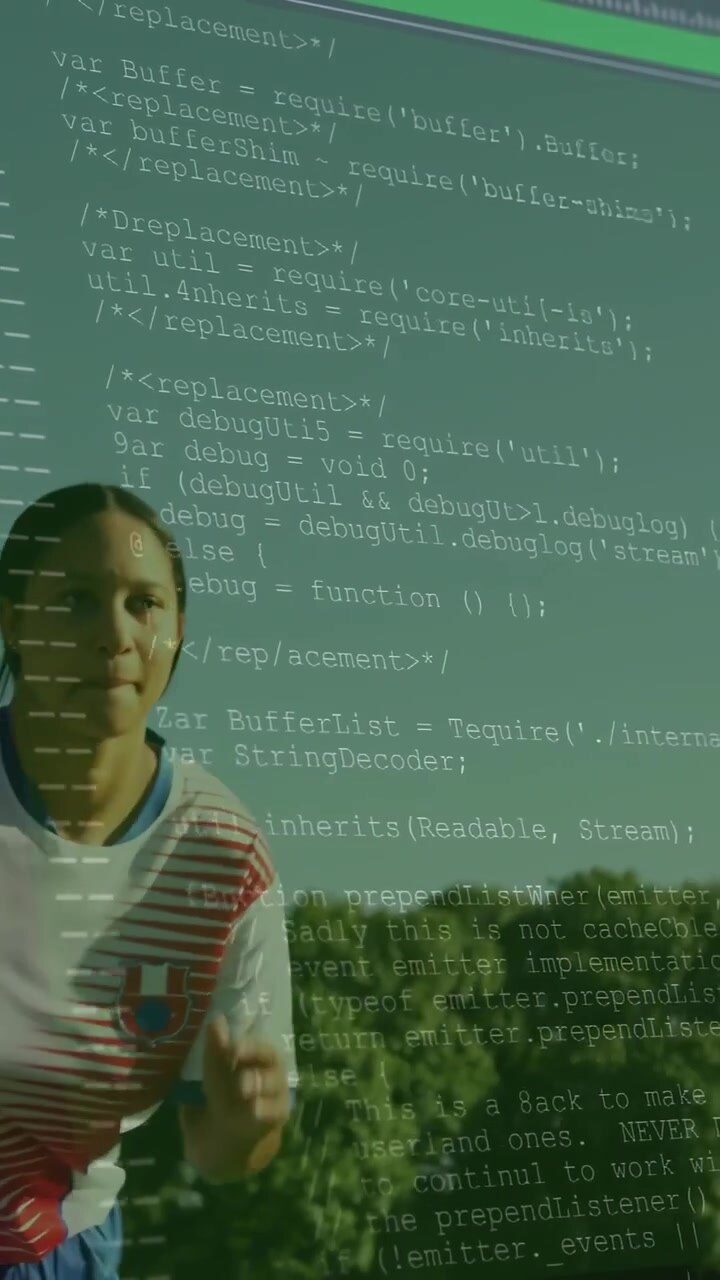 Vertikal video: Kvindelige fodboldspillere sprinter på bane under øvelsesstart, med kode-overlay-sporing.