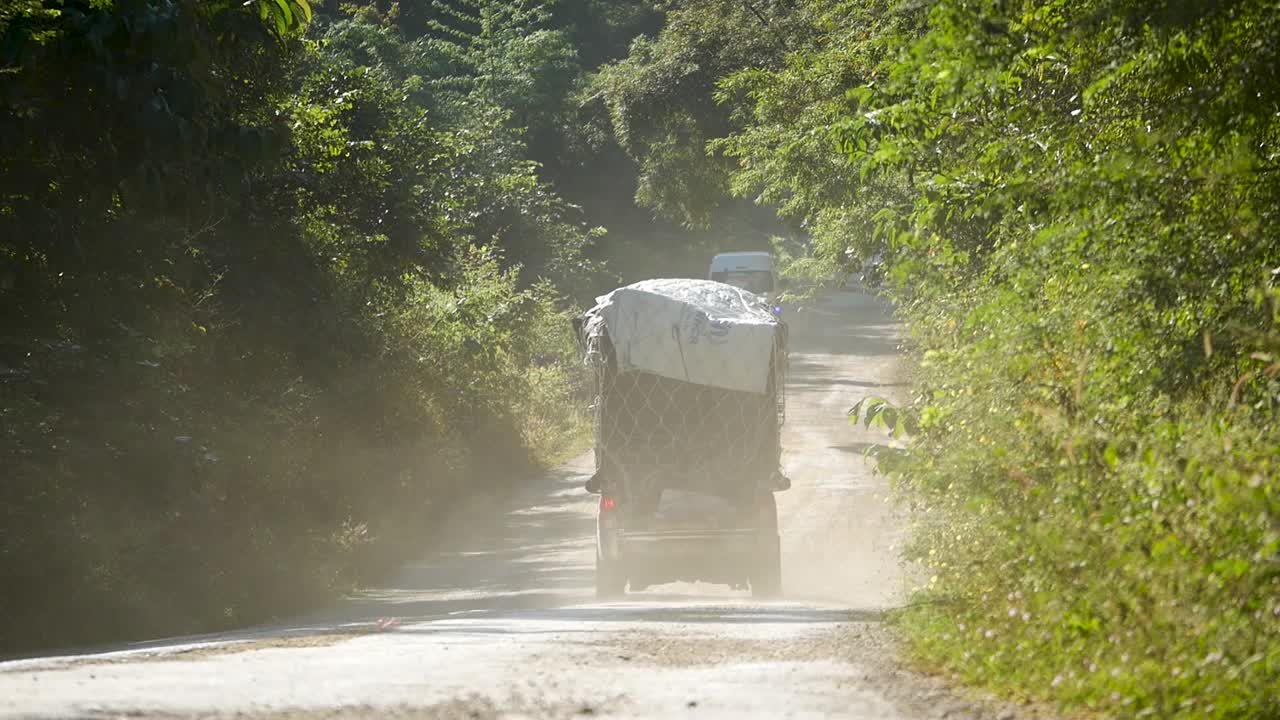 una furgoneta en el camino en la montaña rural, durante el día