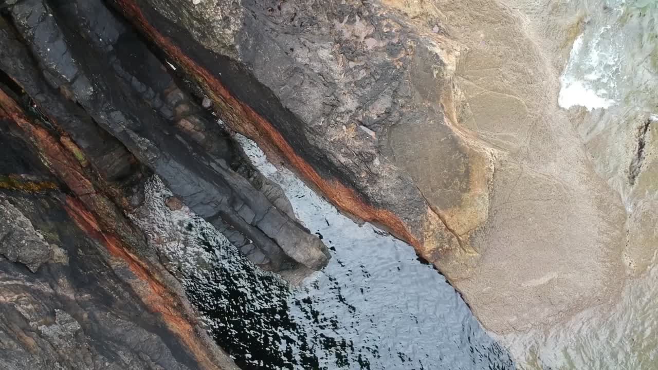 descripción general de arriba hacia abajo de los acantilados del océano.