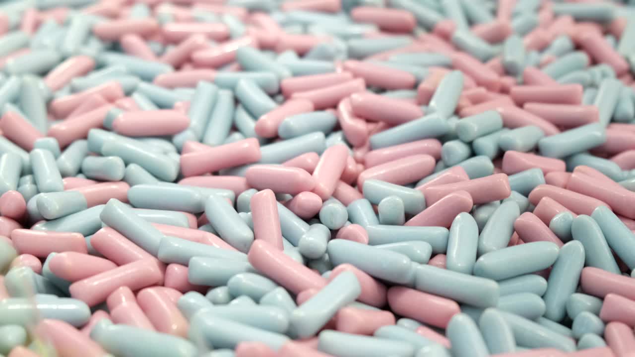 파란색과 분홍색의 다채로운 사탕으로 가득 차 있습니다.