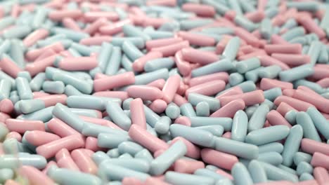 cerca de los dulces de colores azul y rosa.