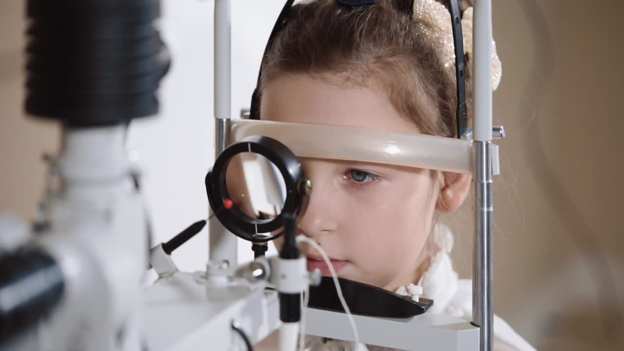 niño sometido a un examen ocular