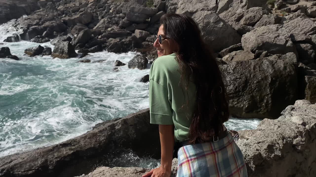 바다 전망을 즐기는 여자