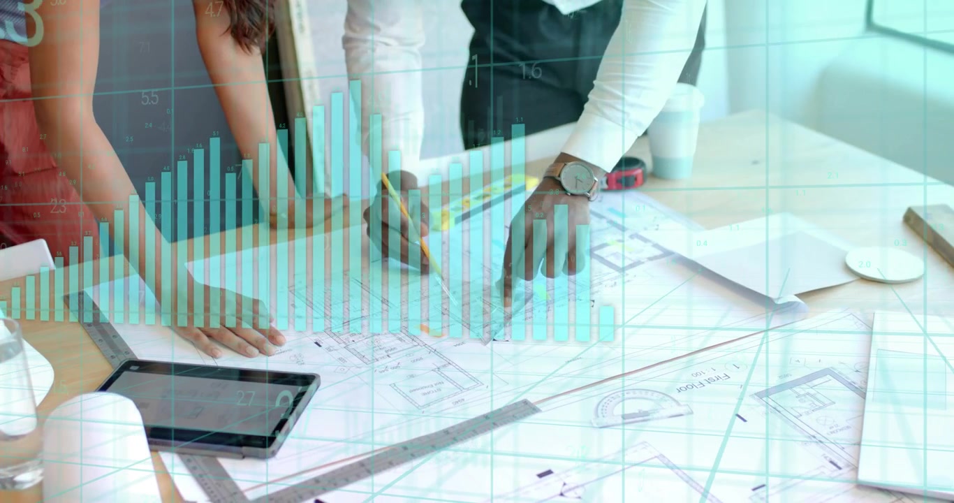 Arquitectos resaltando un plano y haciendo bocetos mientras un gráfico de barras superpuesto alcanza su punto máximo con anotaciones destacadas.