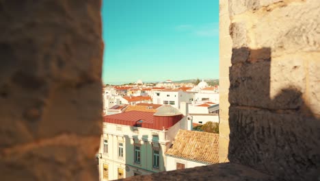 Ciudad-De-Loule-De-Portugal-A-Través-De-Las-Almenas-De-La-Muralla-Del-Castillo-Bajo-Un-Cielo-Azul-Con-Movimiento-De-Cámara-De-Camión-4k