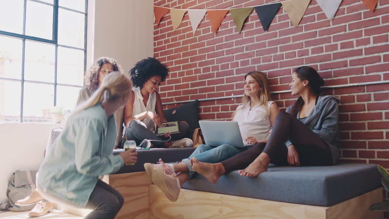reunión de mujeres de negocios para una empresa de nueva creación