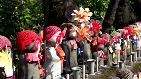 posągi jizo w świątyni zojoji - opiekunowie zmarłych dzieci