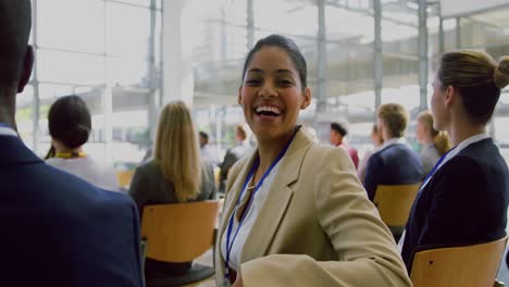 mujer de negocios mirando a la cámara durante el seminario 4k