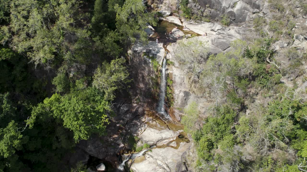 visitantes disfrutando de las aguas cristalinas y cálidas de la cascada fecha de barjas, parque nacional peneda-gerês, portugal