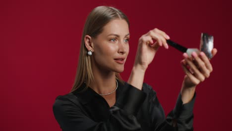 mujer aplicando maquillaje
