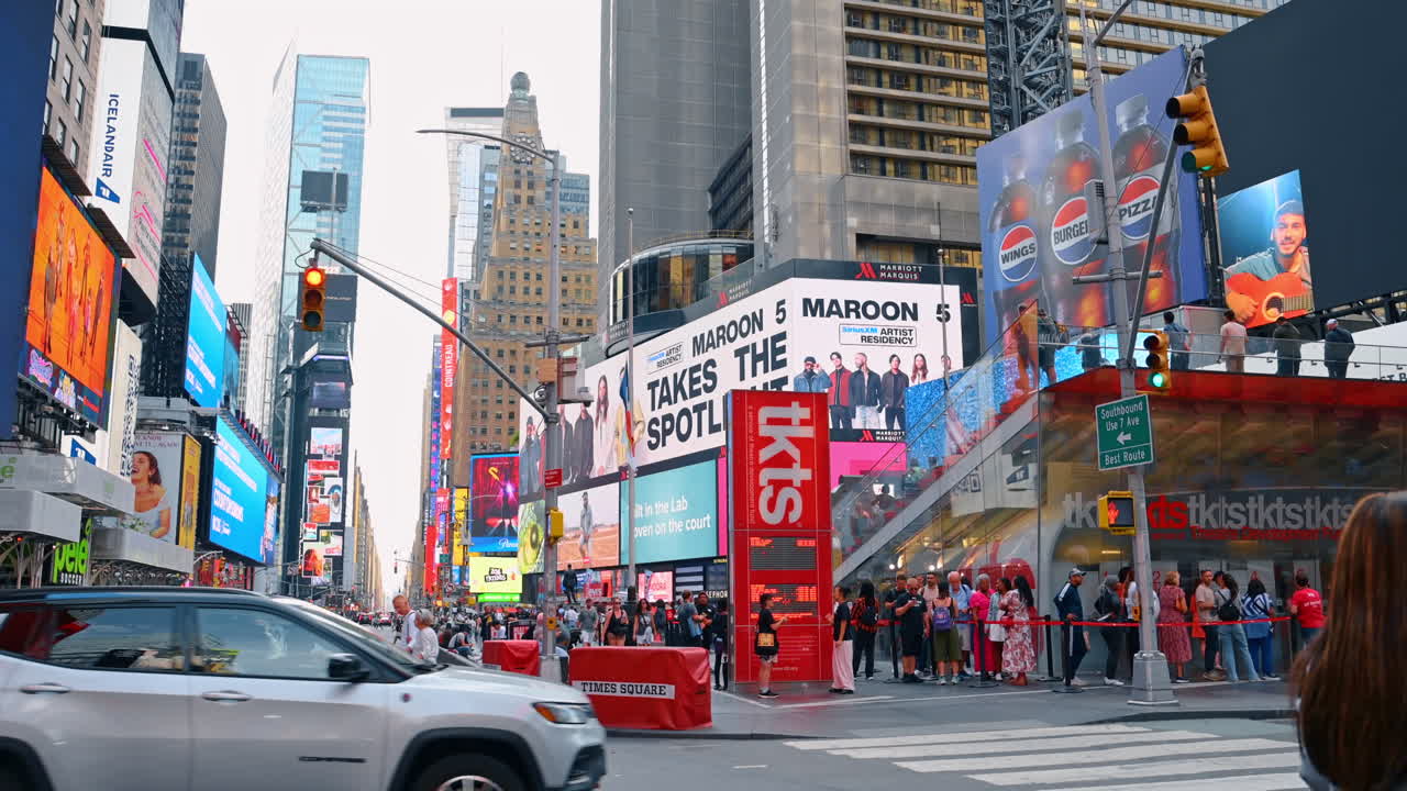New York, USA, 1 agosto 2025: una folla di persone affolla le strade di New York, USA, di giorno. Una lunga fila si snoda fino alla biglietteria. Times Square