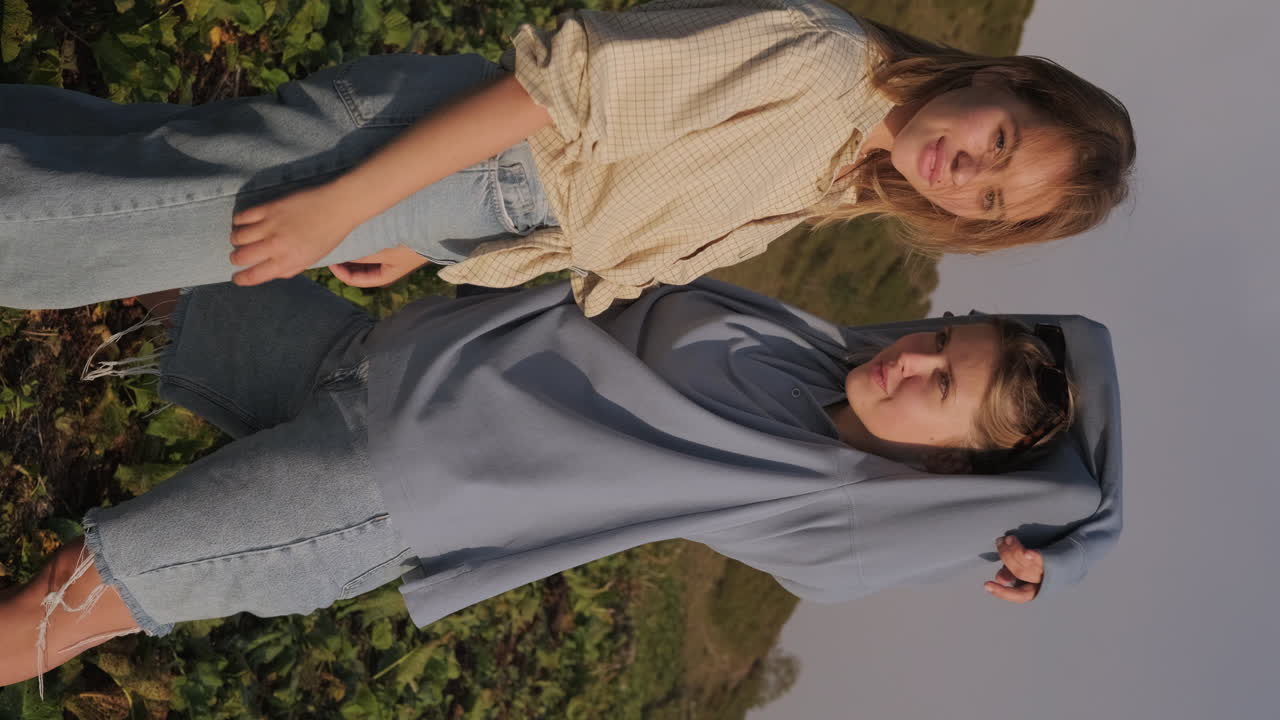 dos chicas posando en un campo