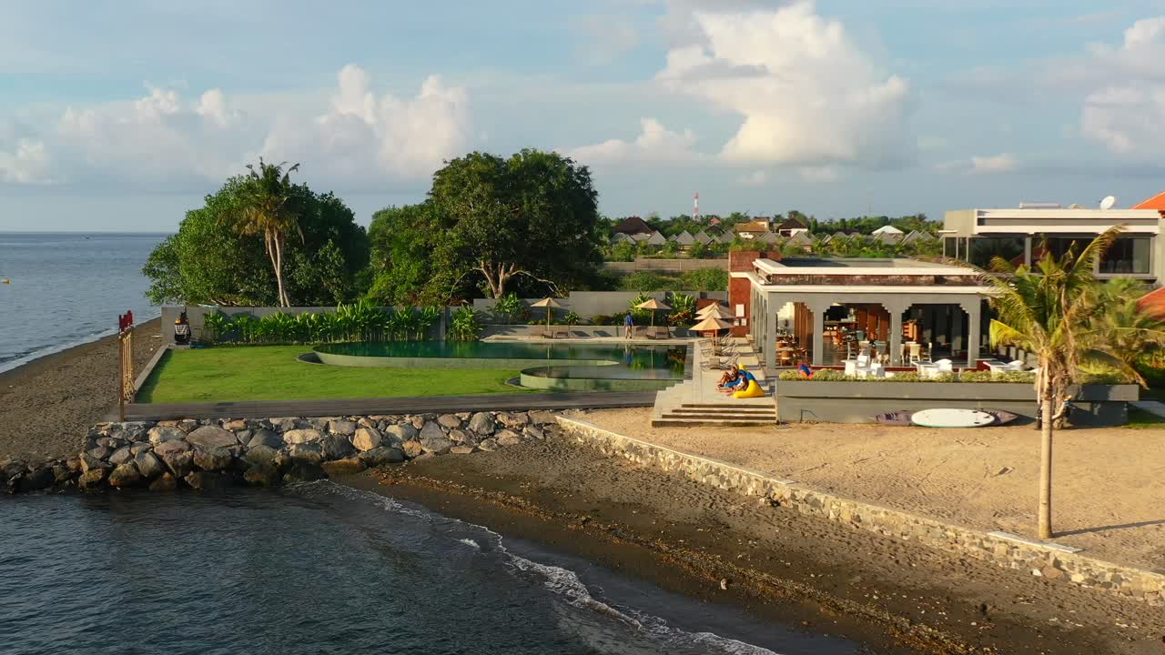 costa tropical del hermoso complejo de piscinas en lovina norte de bali indonesia al atardecer, antena