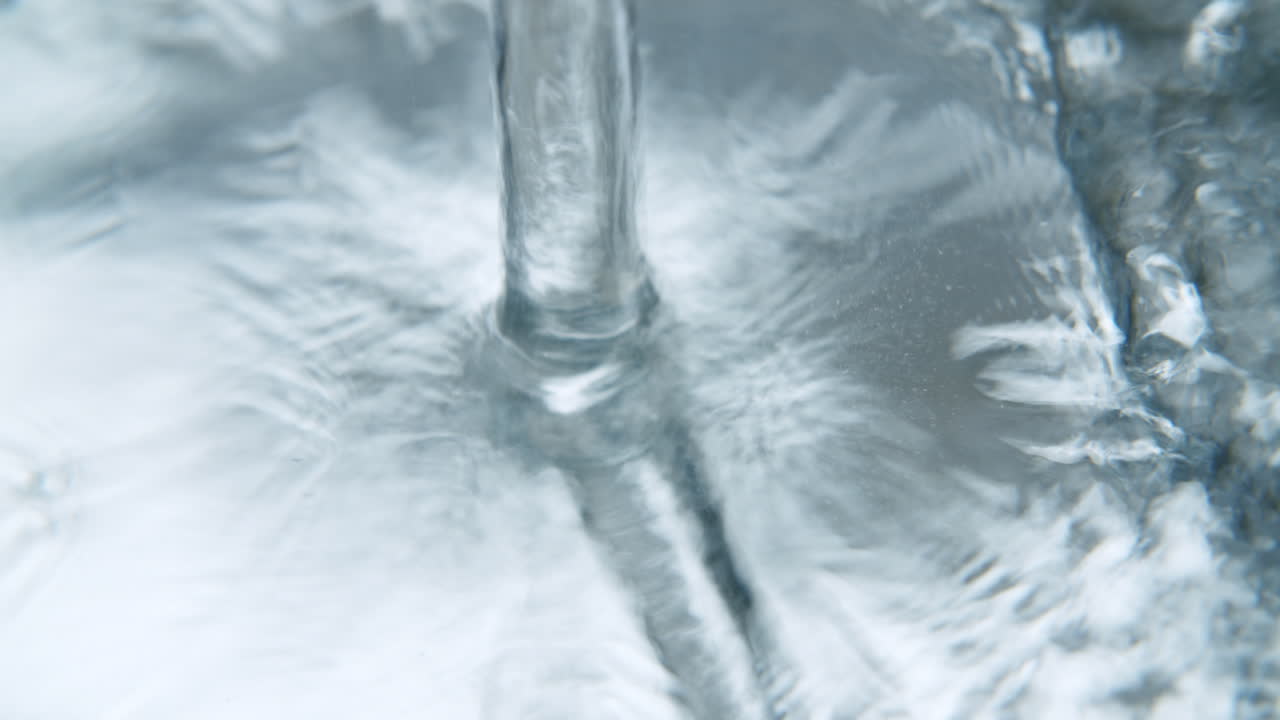 반짝이는 표면에 물이 튀는 매크로 샷