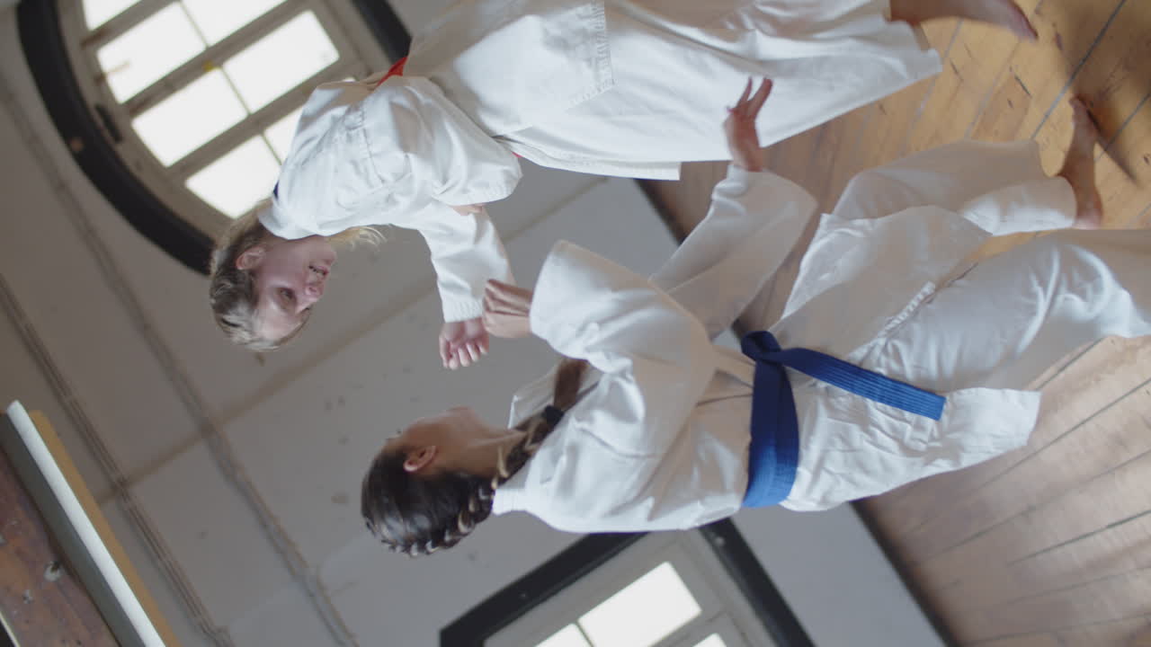 체육관에서 가라테를 연습하는 소녀들의 360도 촬영