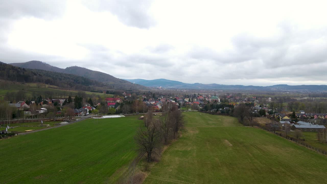 안개 날 에 초록색 풍경 의 드론 사진