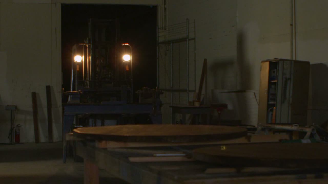 목공소에서 지게차 조작