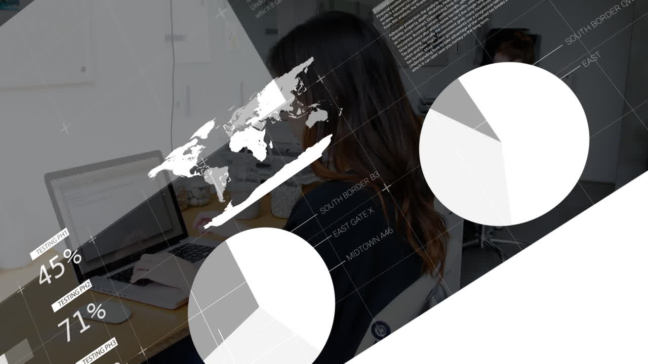 animación del procesamiento de datos sobre una mujer caucásica usando una computadora portátil