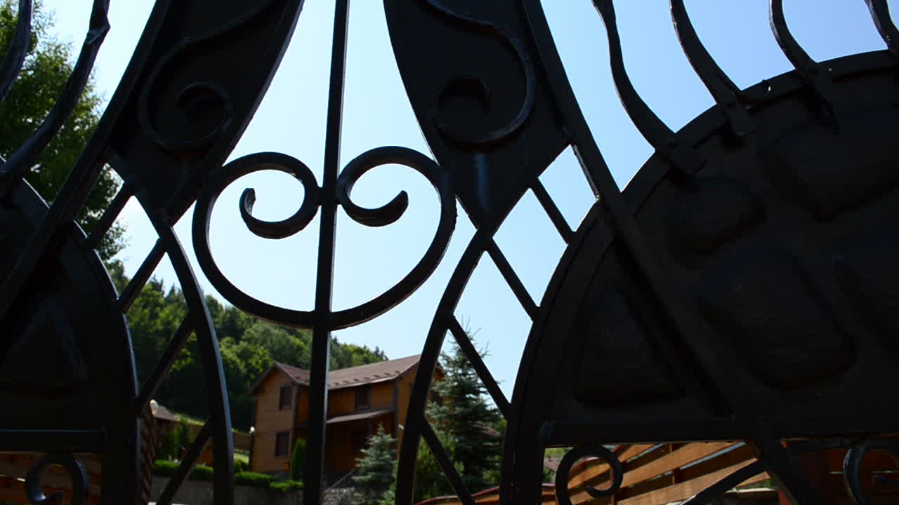 Le portail en fer forgé. Portail et maison