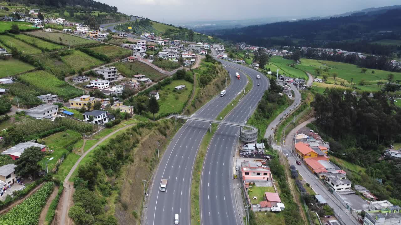 파나미리칸 고속도로 남쪽, e35를 보여주는 하강의 항공 영상