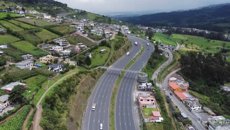 Video-Aéreo-En-Descenso-Mostrando-La-Carretera-Panamericana-Sur,-E35