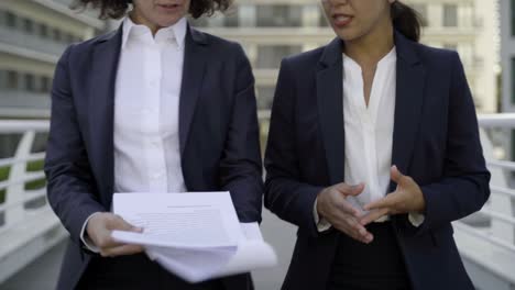 compañeros de trabajo discutiendo papeles al aire libre