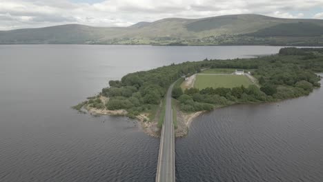 vista aérea de carros na ponte sobre o lago blessington em wicklow, irlanda - tiro de drone