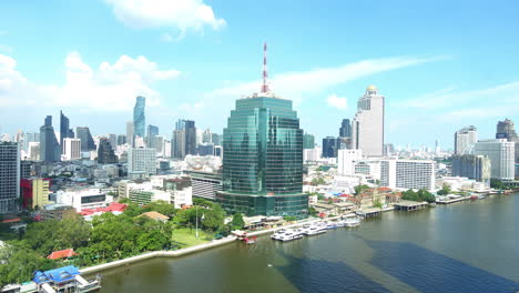 Paisaje-Urbano-Moderno-De-Bangkok-Junto-Al-Lapso-De-Tiempo-Del-Río-Chao-Phraya