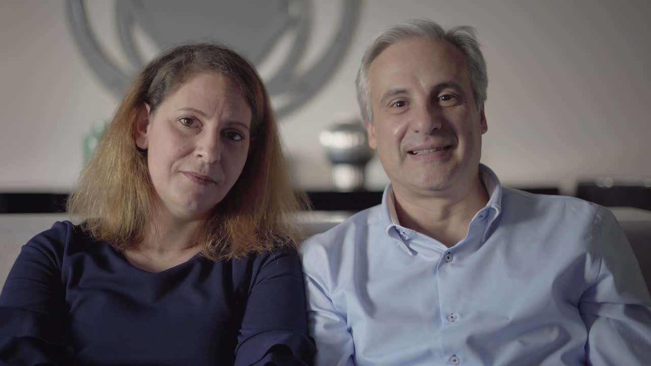 pareja de padres de mediana edad hablando con hijos adultos