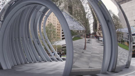 una instalación de túnel de espejo en dallas, texas.