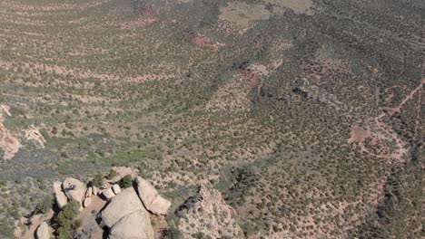 Aerial-view-tilts-down-from-Moab-canyon-Porcupine-Rim-viewpoint