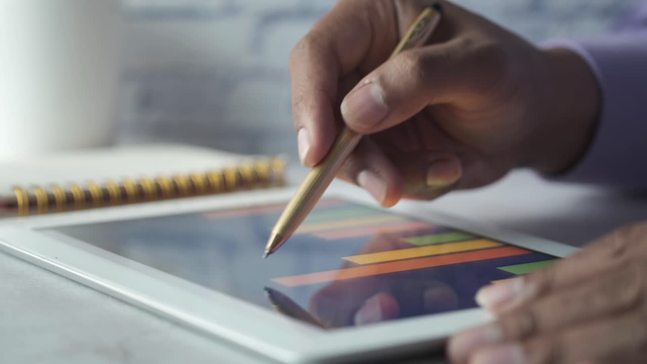 persona que utiliza una tableta con un gráfico de barras