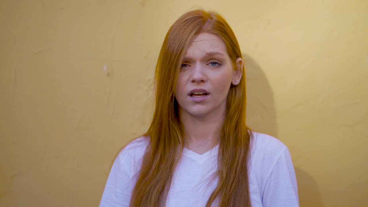 портрет молодой рыжеволосой женщины, недовольной и разочарованной, не соглашается