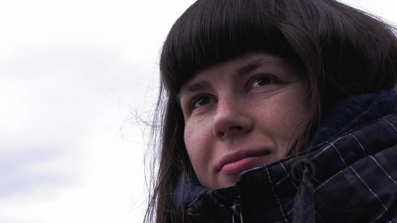 사랑스럽게 멀리 바라보고 있는 젊은 여성의 클로즈업