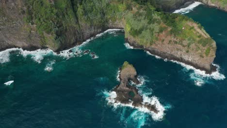 Acantilados-Escénicos-De-La-Isla-Del-Océano-Atlántico-Con-Impresionantes-Aguas-Azules-Y-Olas