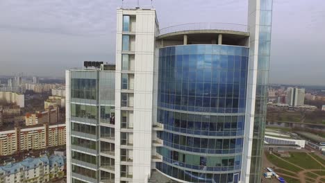 edificio de oficinas corporativas en el centro de la ciudad. edificio de rascacielos de vidrio