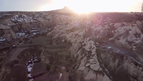 Kappadokien,-Die-Türkische-Burg-Uchisar,-Zitadelle-Am-Horizont:-Majestätische-Felsenfestung-In-Einer-Atemberaubenden-Wüstenlandschaft,-Nevşehir-Türkiye