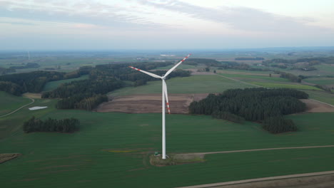 Molinos-De-Viento-Sobre-Hermosos-Campos-Verdes-En-Lubawa,-Polonia---Toma-Aérea-De-Drones