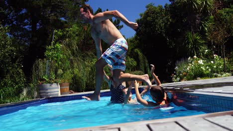 Madre-E-Hijos-Tirando-De-Padre-En-La-Piscina.