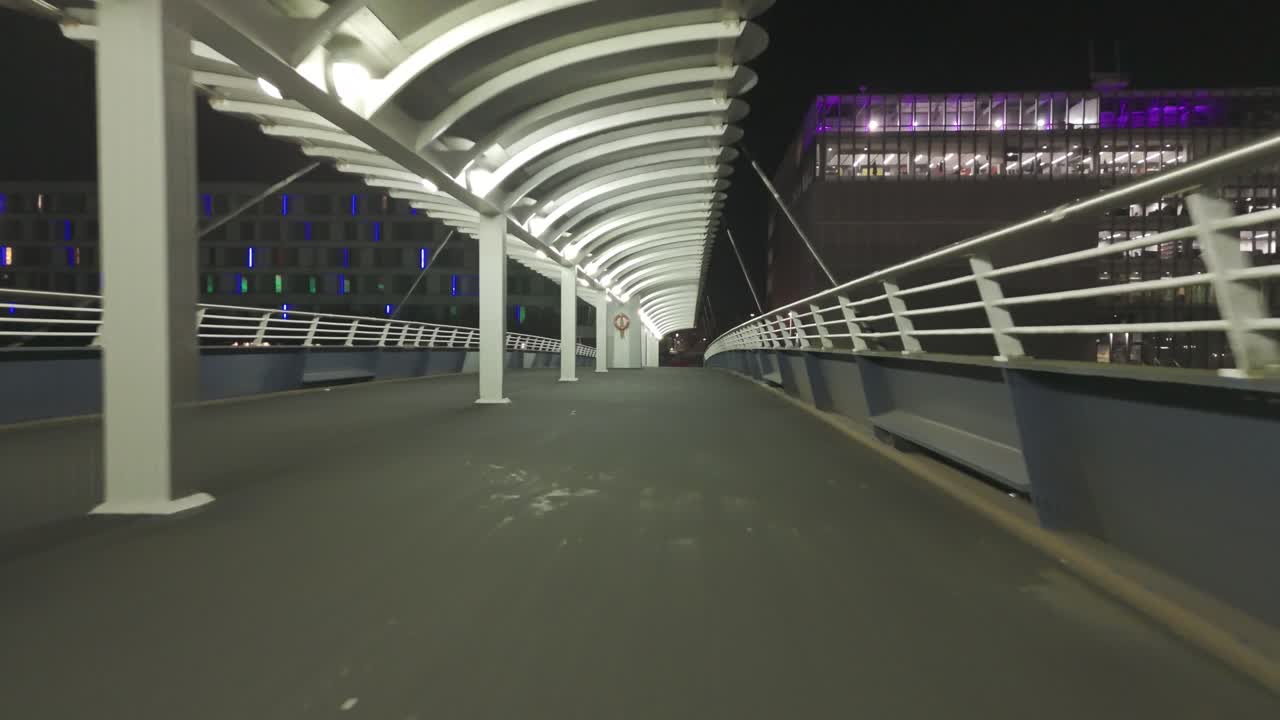 다리 위로, 꿈이 날아가는 곳, 가노피가 조용한 밤을 지키고