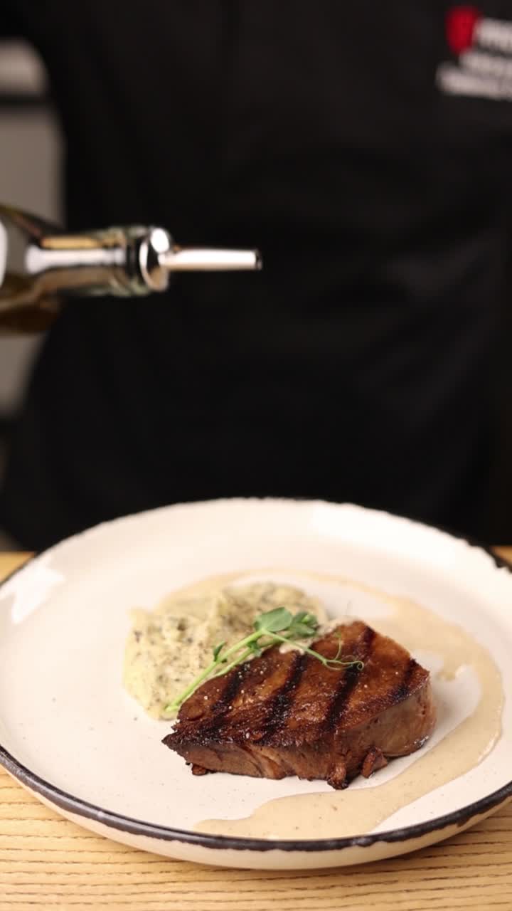 chef preparando un plato de bistec gourmet