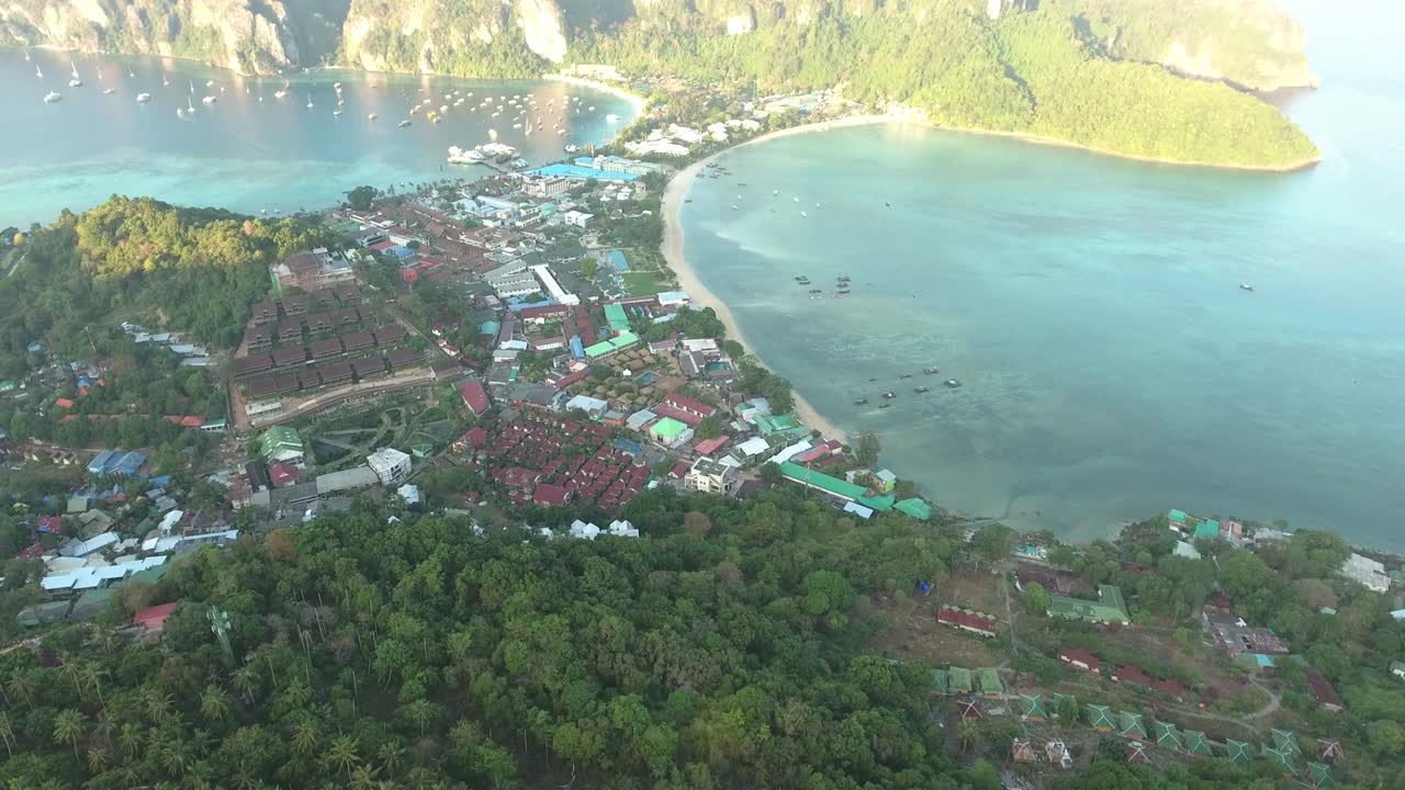 la costa del océano de kauai, hawai, vista aérea de un avión no tripulado