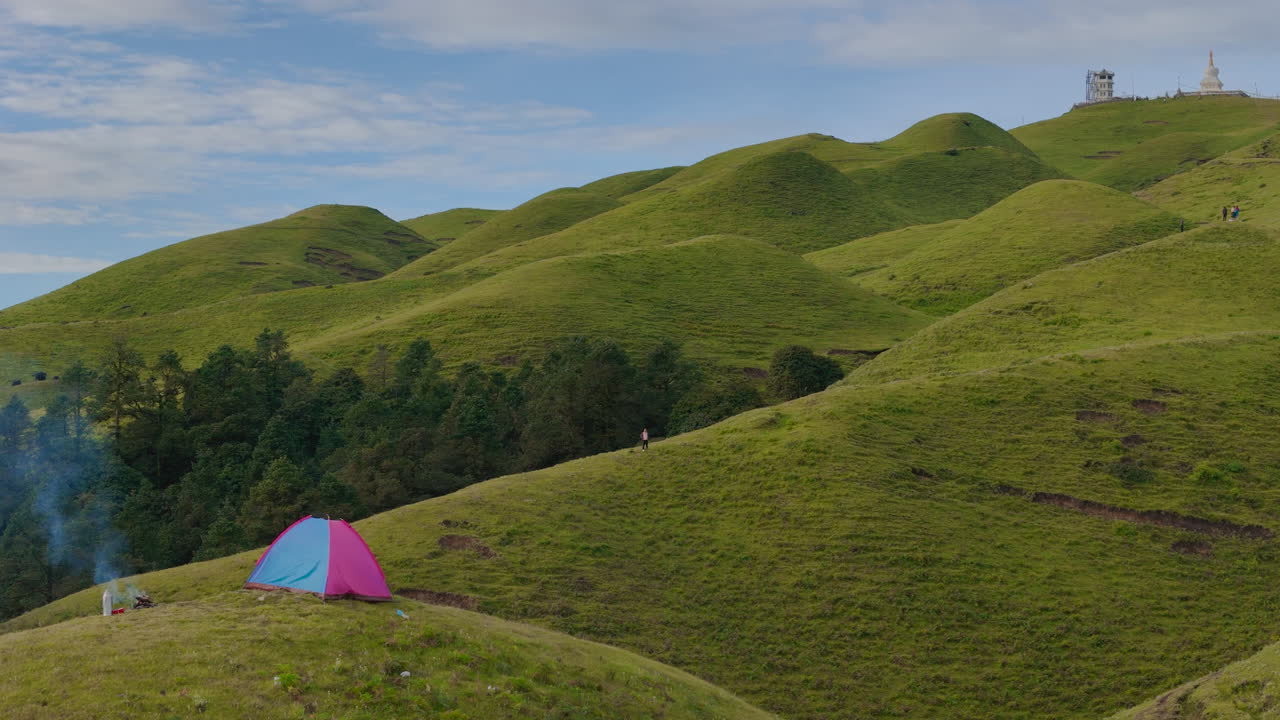 풍경 드론 은 네팔의 sailung, dolakha의 울창한 초록색 위에 캠핑 모험을 포착합니다.