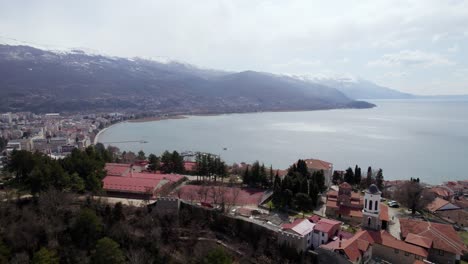 imágenes aéreas que vuelan desde la ciudad de ohrid hasta el lago de ohrid con fondo de montaña