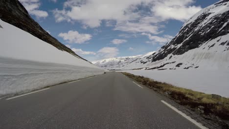 Conducir-Un-Coche-En-Una-Carretera-En-Noruega