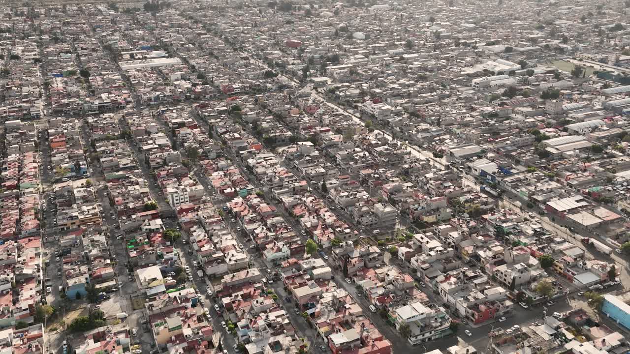 vecindarios abarrotados de ecatepec vistos a través de imágenes de drones