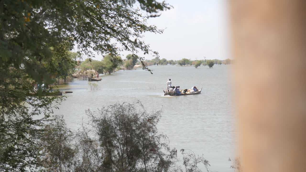 foto reveladora del barco que lleva a varios a su destino en el lago cerca de maher sindh