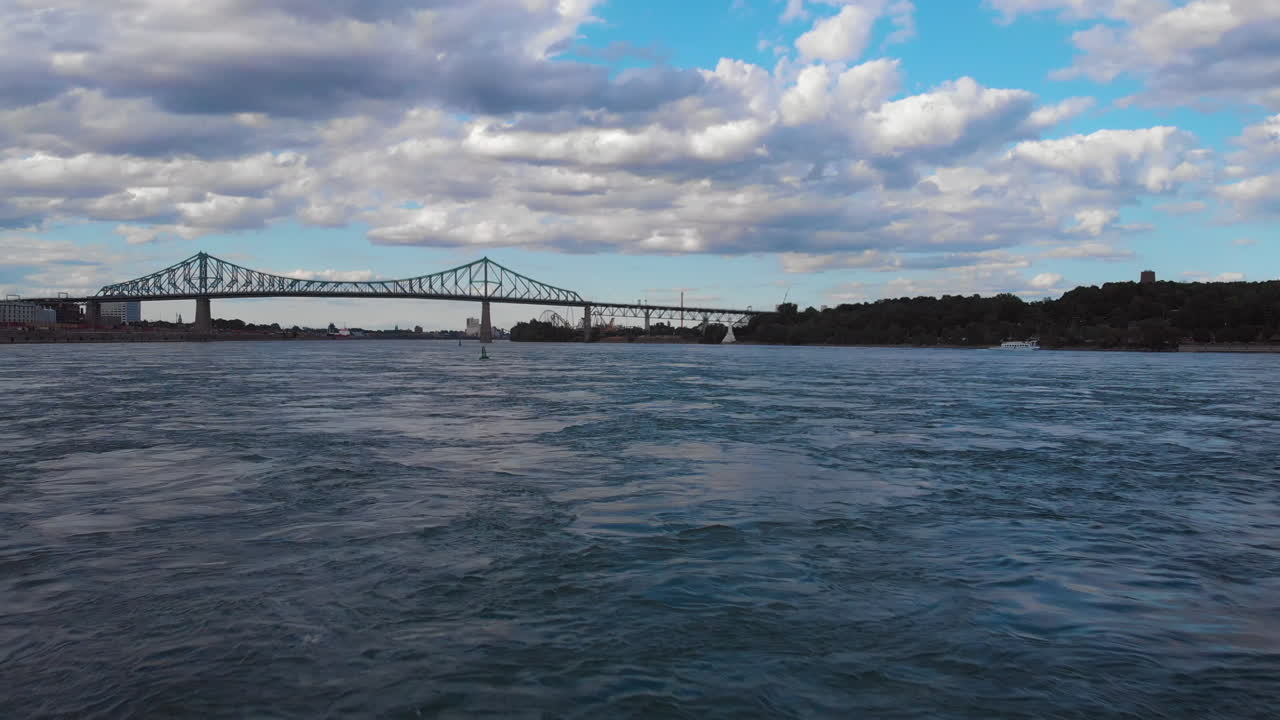 몬트리올의 로렌스 강과 자크 카르티에 다리