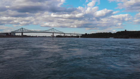 Río-San-Lorenzo-Y-El-Puente-Jacques-Cartier-De-Montreal,-Quebec