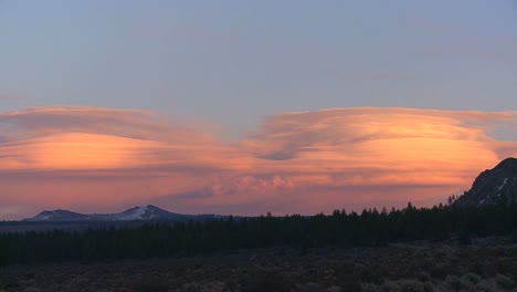 nubes lenticulares en una formación de puesta de sol
